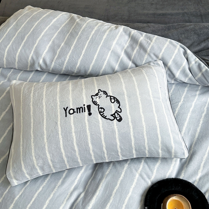 91家纺网 家纺一手货源 找家纺 昔可家纺 2024新款大版数码印花设计师牛奶绒四件套 灰条绅士猫