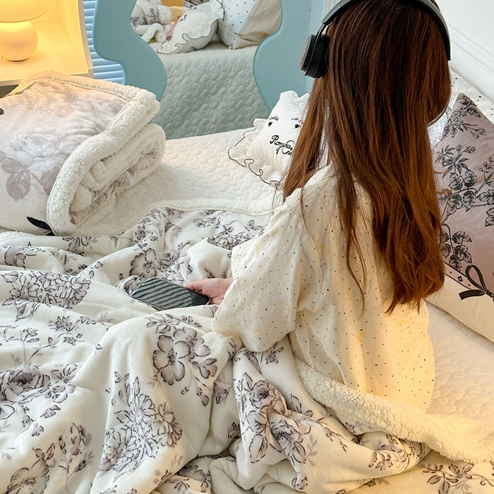 91家纺网 家纺一手货源 找家纺 昔可家纺 2024新款羊羔绒牛奶绒毛毯系列（三）-场景二-复古花卉系列 墨山繁花