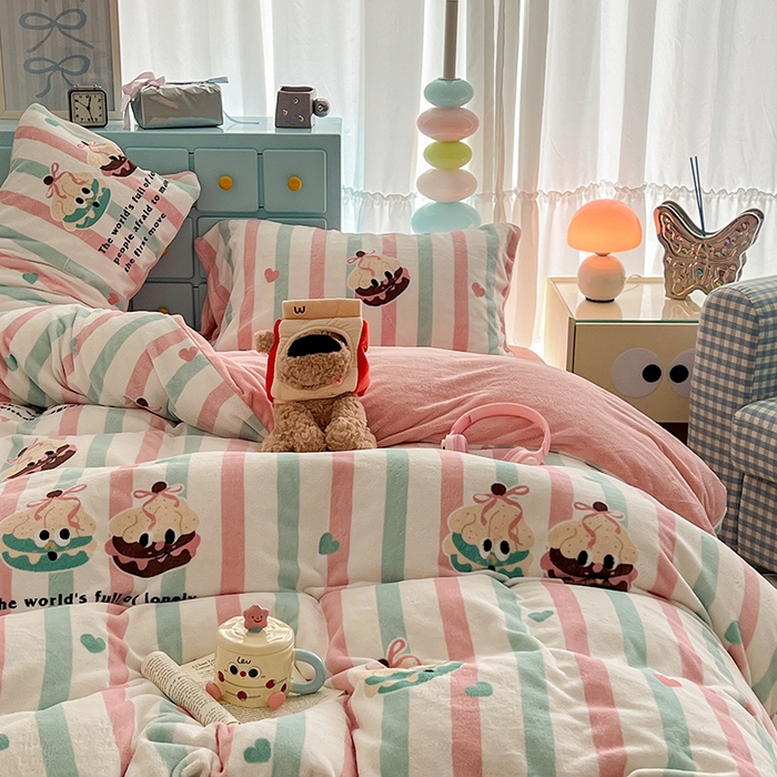 91家纺网 家纺一手货源 找家纺 昔可家纺 2024新款印花牛奶绒四件套系列-卡通系列 萌萌竖条蛋糕