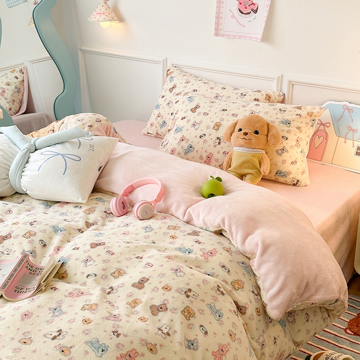 91家纺网 家纺一手货源 找家纺 昔可家纺 2024新款印花牛奶绒四件套系列-卡通系列 油画小萌物