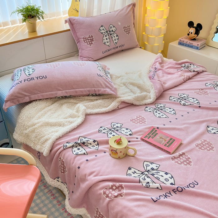 91家纺网 家纺一手货源 找家纺 花伞家居 2024直播新款牛奶绒羊羔绒多功能复合拉链被套款毛毯 毛毯-字母蝴蝶结