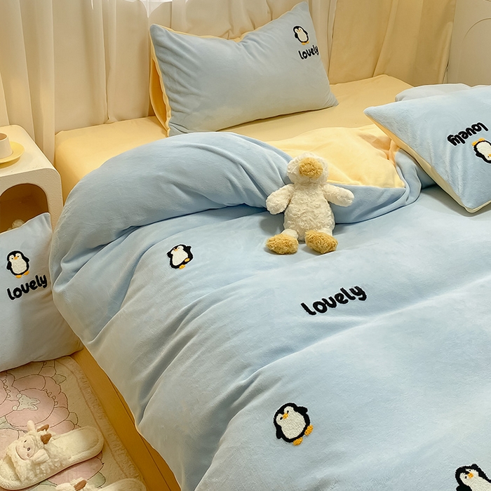 91家纺网 家纺一手货源 找家纺 眠帛家居 2024新款高克重双拼牛奶绒毛巾绣四件套 企鹅