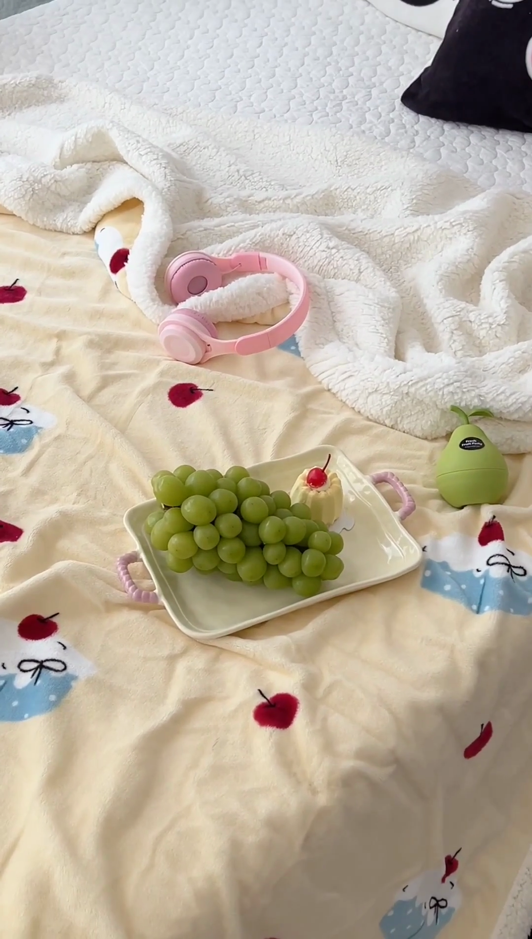 91家纺网 家纺一手货源 找家纺 昔可家纺 2024新款羊羔绒牛奶绒毛毯系列（三）-场景二-ins风系列 樱桃奶油蛋糕