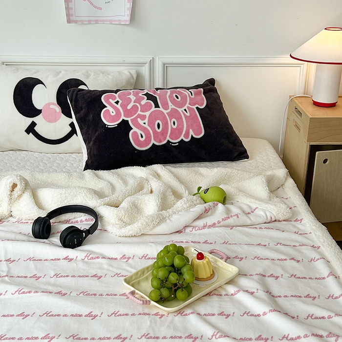 91家纺网 家纺一手货源 找家纺 昔可家纺 2024新款羊羔绒牛奶绒毛毯系列（三）-场景二-ins风系列 梦幻粉色字母