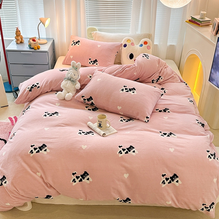 91家纺网 家纺一手货源 找家纺 昔可家纺 2024新款印花牛奶绒四件套系列-2023年热款系列 爱心小黑猫