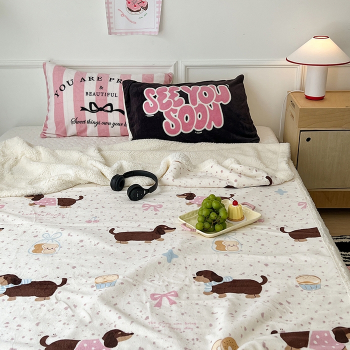 91家纺网 家纺一手货源 找家纺 昔可家纺 2024新款羊羔绒牛奶绒毛毯系列（三）-场景二-卡通系列 点点腊肠狗