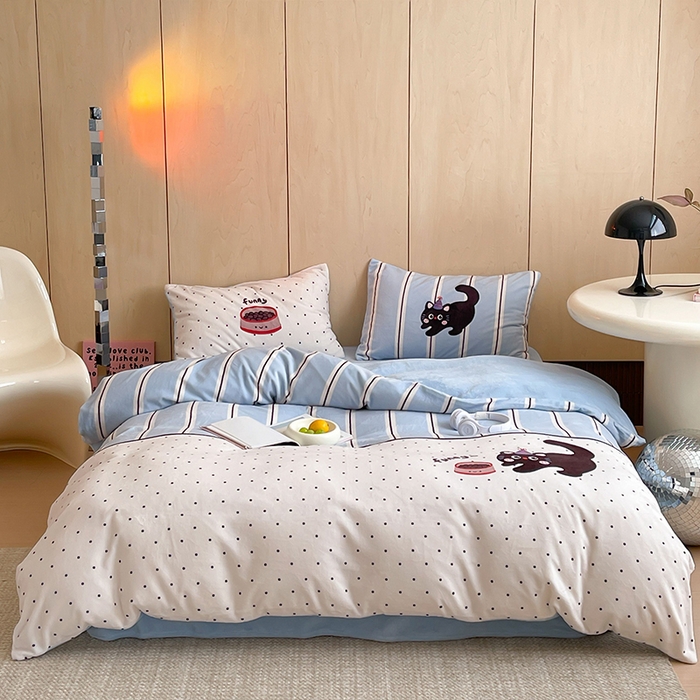 91家纺网 家纺一手货源 找家纺 昔可家纺 2024新款大版数码印花设计师牛奶绒四件套 蓝条纹小黑猫