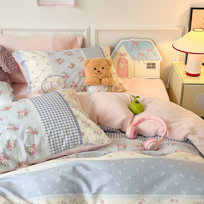 91家纺网 家纺一手货源 找家纺 昔可家纺 2024新款秋冬新款棉加牛奶绒四件套 蓝格草莓兔