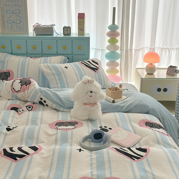 91家纺网 家纺一手货源 找家纺 昔可家纺 2024新款印花牛奶绒四件套系列-卡通系列 爱心脚印狗狗