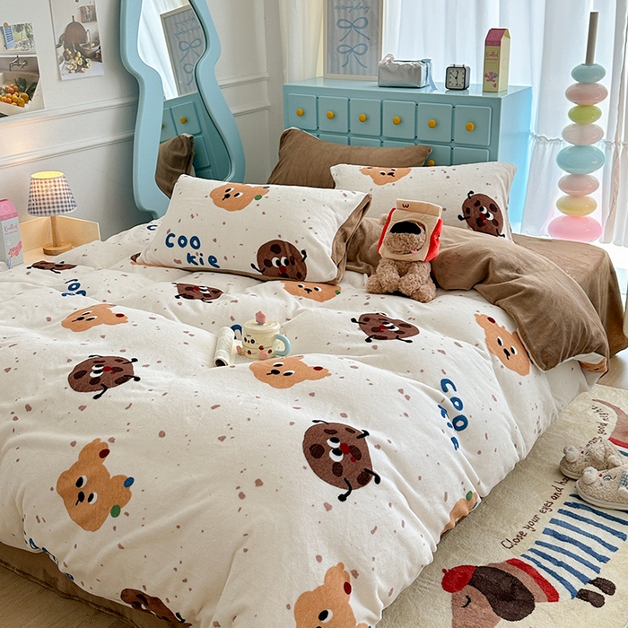 91家纺网 家纺一手货源 找家纺 昔可家纺 2024新款印花牛奶绒四件套系列-卡通系列 小熊曲奇