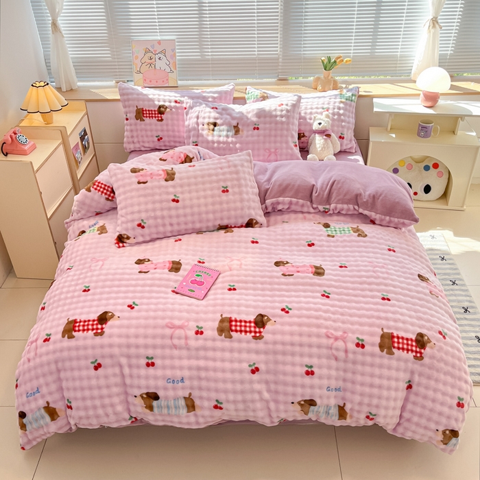 91家纺网 家纺一手货源 找家纺 梵克保罗 2024秋冬新款加厚泡泡牛奶绒数码印花工艺立体仿兔毛四件套 狗狗乐园浅紫