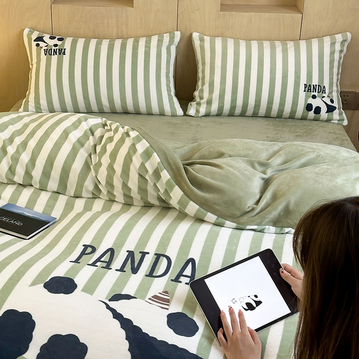 91家纺网 家纺一手货源 找家纺 昔可家纺 2024新款大版数码印花设计师牛奶绒四件套 趴趴熊猫