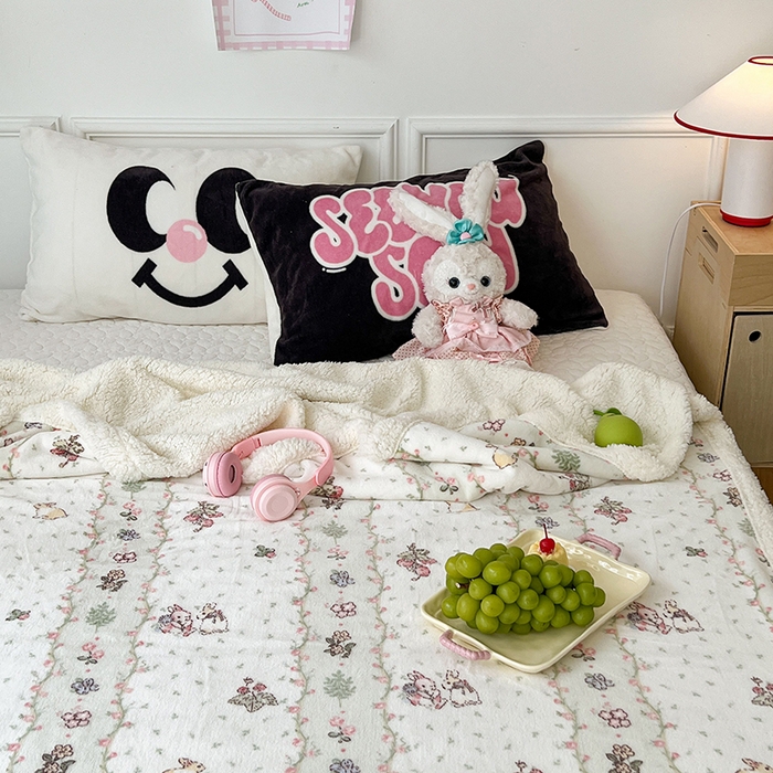 91家纺网 家纺一手货源 找家纺 昔可家纺 2024新款羊羔绒牛奶绒毛毯系列（三）-场景二-卡通系列 花朵草莓兔