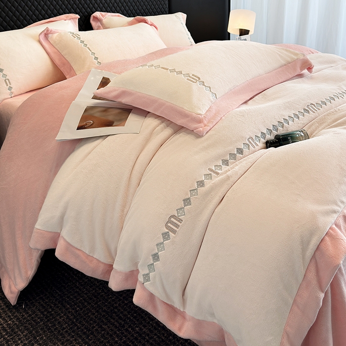 91家纺网 家纺一手货源 找家纺 凡客家居 2024新款高克重牛奶绒绣花拼角四件套 樱花粉