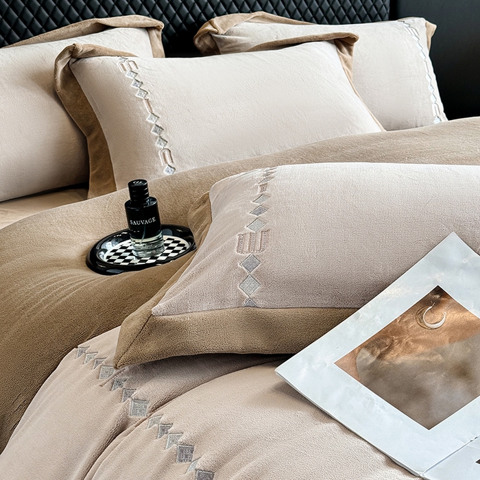 91家纺网 家纺一手货源 找家纺 凡客家居 2024新款高克重牛奶绒绣花拼角四件套 深卡其