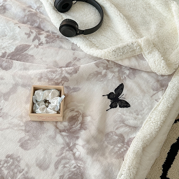 91家纺网 家纺一手货源 找家纺 昔可家纺 2024新款羊羔绒牛奶绒毛毯系列（三）-场景二-复古花卉系列 水墨花蝴蝶