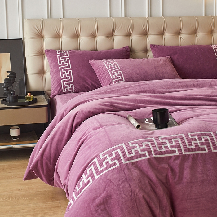 91家纺网 家纺一手货源 找家纺 安莱生活 2024新款高克重牛奶绒锦丝绒美式毛巾绣巴洛克四件套 巴洛克-魅紫