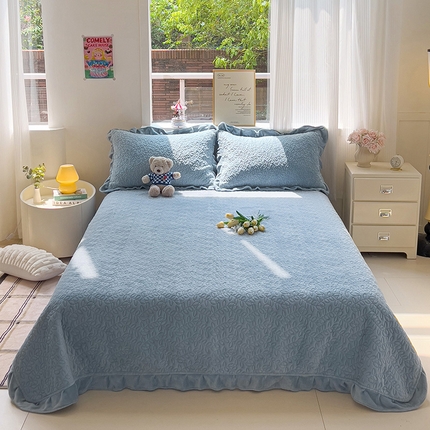91家纺网 家纺一手货源 找家纺 漫时光 2025新款纯色牛奶绒花边款床盖 罗曼-宝石蓝