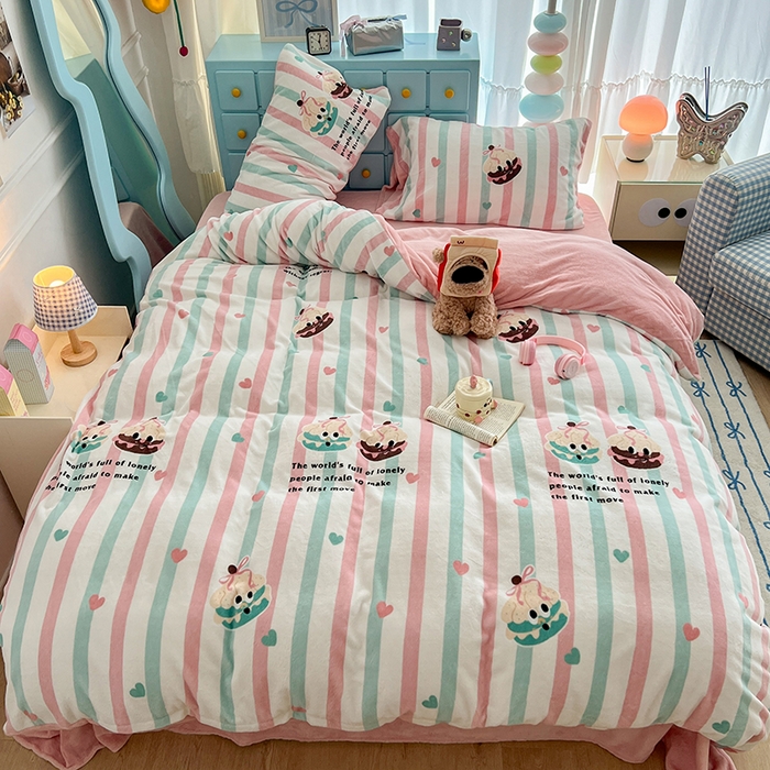 91家纺网 家纺一手货源 找家纺 昔可家纺 2024新款印花牛奶绒四件套系列-卡通系列 萌萌竖条蛋糕