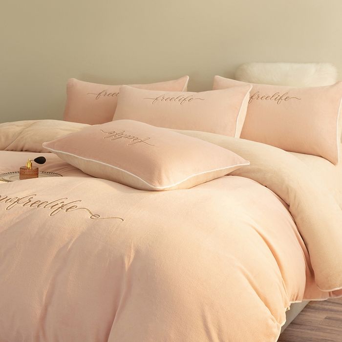 91家纺网 家纺一手货源 找家纺 安莱生活 2024新款A类高克重小香风奢美牛奶绒英文刺绣四件套 香糯粉