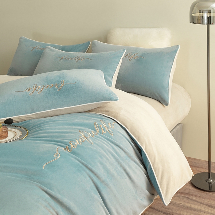 91家纺网 家纺一手货源 找家纺 （总）安莱生活 2024新款A类高克重小香风奢美牛奶绒英文刺绣四件套