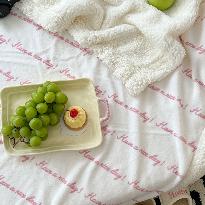 91家纺网 家纺一手货源 找家纺 昔可家纺 2024新款羊羔绒牛奶绒毛毯系列（三）-场景二-ins风系列 梦幻粉色字母