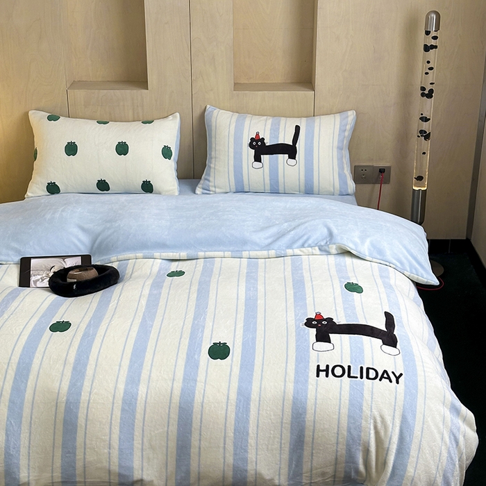 91家纺网 家纺一手货源 找家纺 昔可家纺 2024新款大版数码印花设计师牛奶绒四件套 绿苹果小黑猫