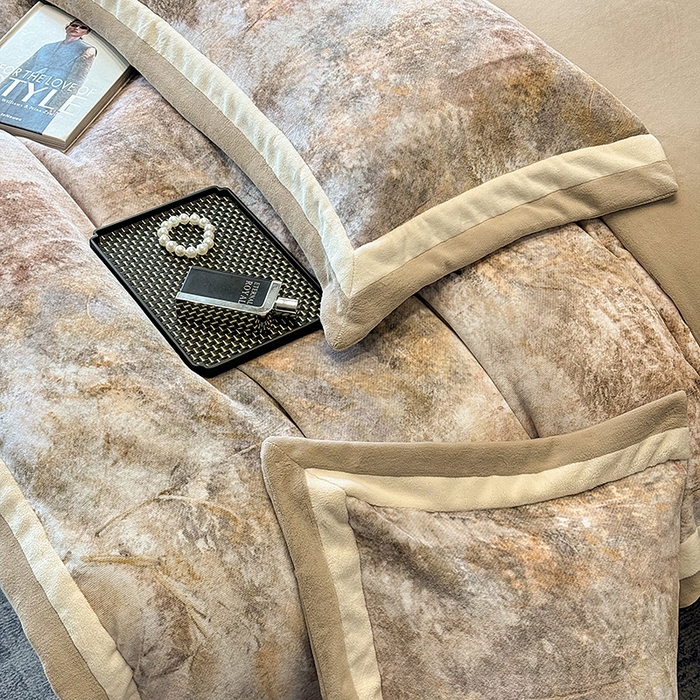 91家纺网 家纺一手货源 找家纺 凡客家居 2024新款高克重牛奶绒数码印花双拼角四件套 迷雾森林