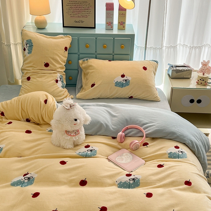 91家纺网 家纺一手货源 找家纺 昔可家纺 2024新款印花牛奶绒四件套系列-ins少女系列 樱桃奶油蛋糕