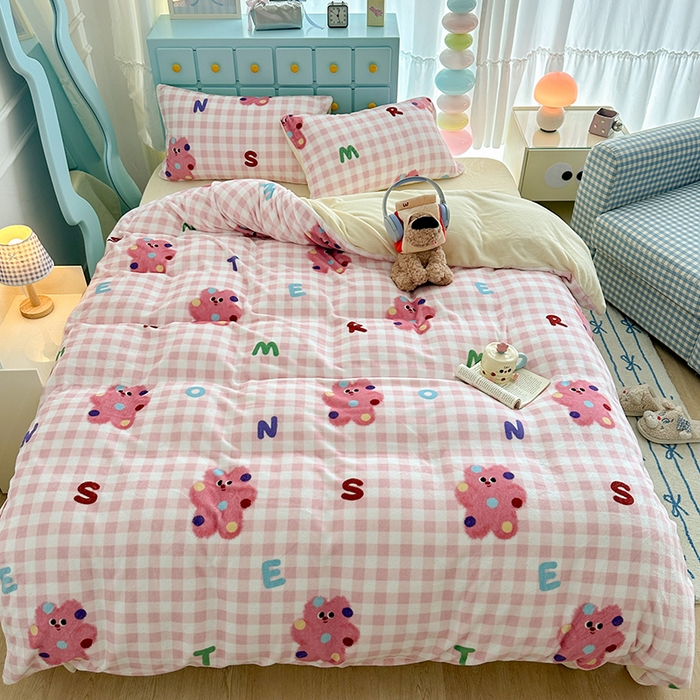 91家纺网 家纺一手货源 找家纺 昔可家纺 2024新款印花牛奶绒四件套系列-卡通系列 点点粉格猫