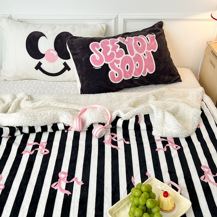 91家纺网 家纺一手货源 找家纺 昔可家纺 2024新款羊羔绒牛奶绒毛毯系列（三）-场景二-少女风系列 黑粉芭蕾蝴蝶结