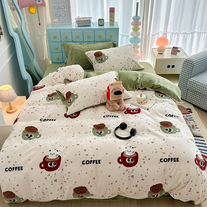 91家纺网 家纺一手货源 找家纺 昔可家纺 2024新款印花牛奶绒四件套系列-卡通系列 萌宠咖啡杯