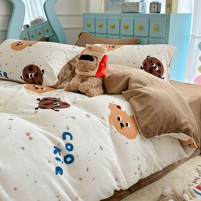 91家纺网 家纺一手货源 找家纺 昔可家纺 2024新款印花牛奶绒四件套系列-卡通系列 小熊曲奇