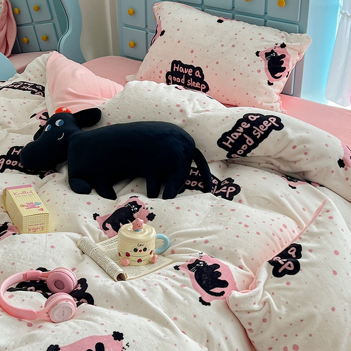 91家纺网 家纺一手货源 找家纺 昔可家纺 2024新款印花牛奶绒四件套系列-卡通系列 晚安猫猫