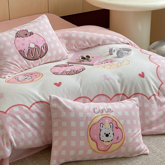 91家纺网 家纺一手货源 找家纺 昔可家纺 2024新款大版数码印花设计师牛奶绒四件套 甜甜圈萌宠