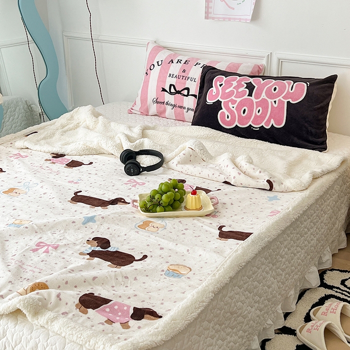 91家纺网 家纺一手货源 找家纺 昔可家纺 2024新款羊羔绒牛奶绒毛毯系列（三）-场景二-卡通系列 点点腊肠狗