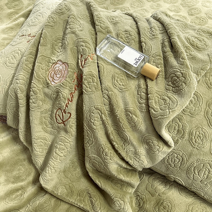 91家纺网 家纺一手货源 找家纺 眠多宝 2024新款纯色牛奶雕花绒刺绣四件套 抹茶绿