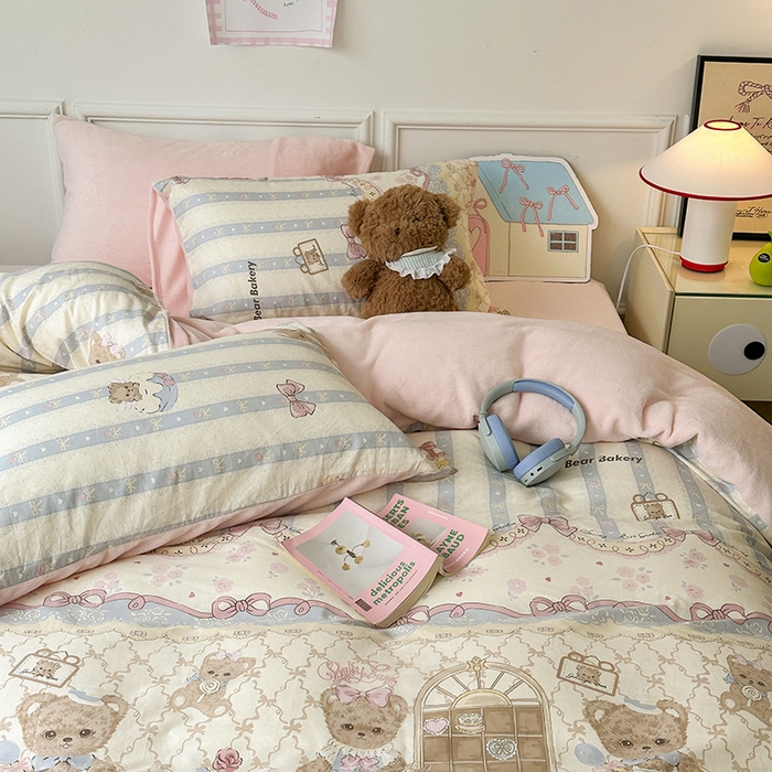 91家纺网 家纺一手货源 找家纺 昔可家纺 2024新款秋冬新款棉加牛奶绒四件套 美味蛋糕熊