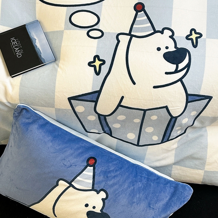 91家纺网 家纺一手货源 找家纺 昔可家纺 2024新款大版数码印花设计师牛奶绒四件套 蓝格礼物熊