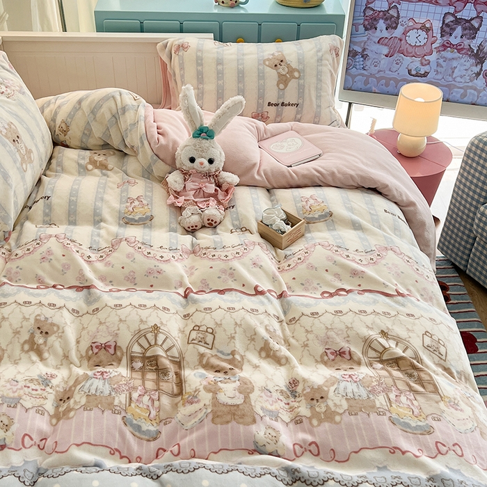 91家纺网 家纺一手货源 找家纺 昔可家纺 2024新款印花牛奶绒四件套系列-洛丽塔风 小熊烘焙屋