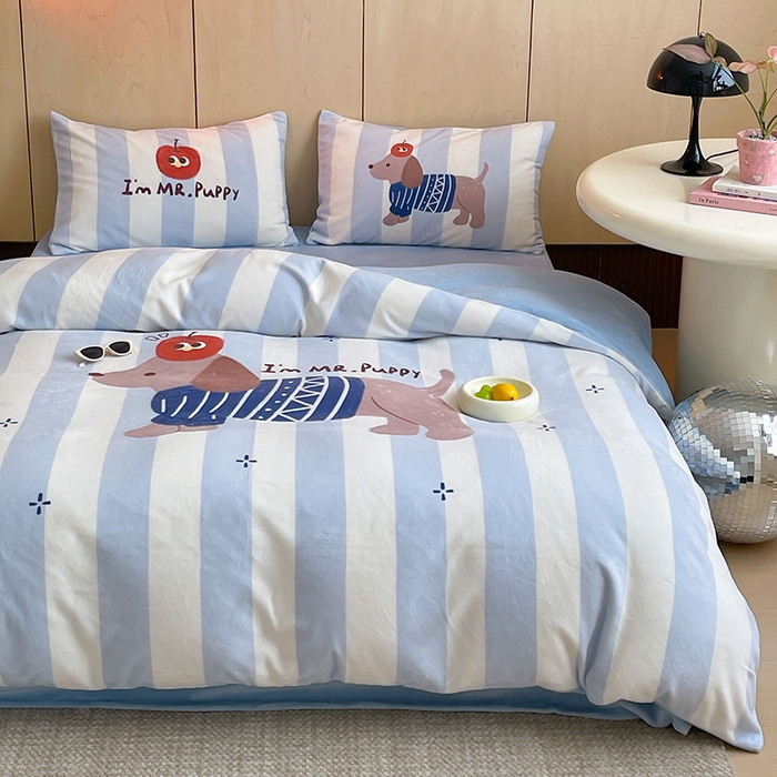 91家纺网 家纺一手货源 找家纺 昔可家纺 2024新款大版数码印花设计师牛奶绒四件套 苹果狗先森