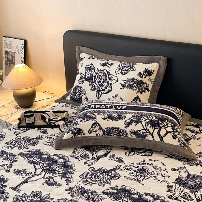 91家纺网 家纺一手货源 找家纺 茉保家纺 2024新款包边款印花牛奶绒床盖四件套 北欧花季-灰