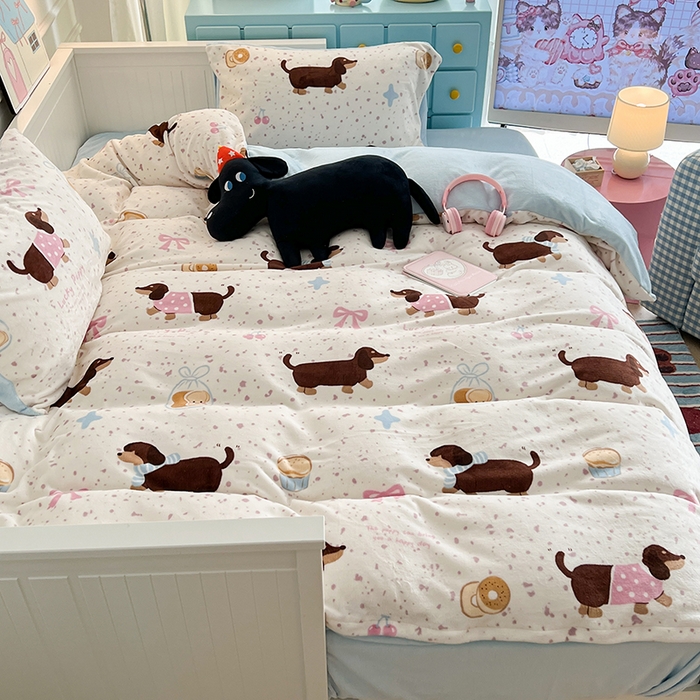 91家纺网 家纺一手货源 找家纺 昔可家纺 2024新款印花牛奶绒四件套系列-卡通系列 点点腊肠狗