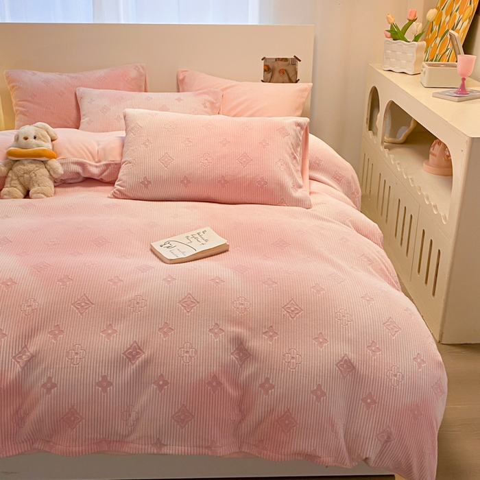 91家纺网 家纺一手货源 找家纺 呗旺鹿 2024新款高克重着色烂花雕花牛奶绒轻奢四件套 爱维芙蓉粉