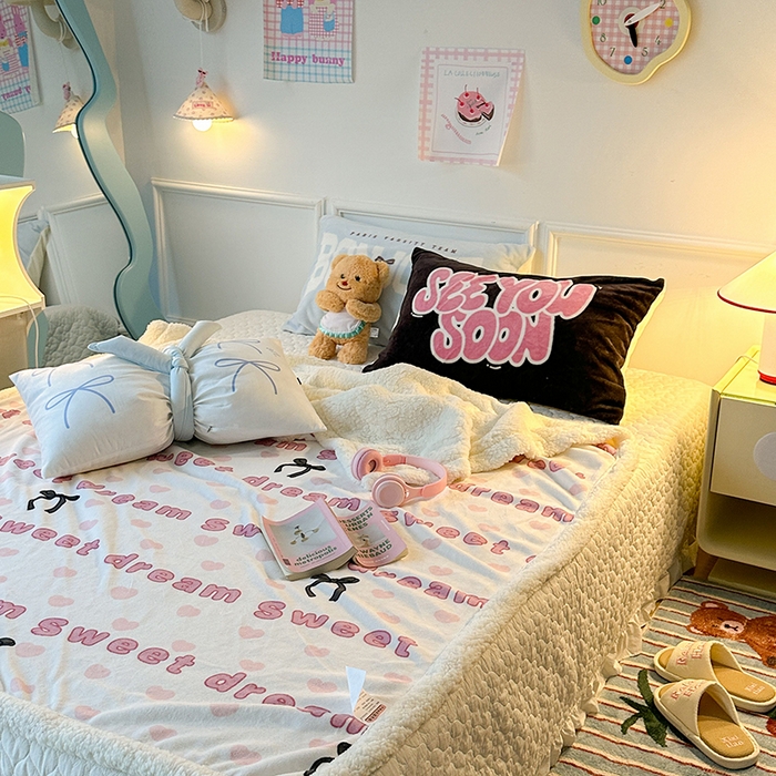 91家纺网 家纺一手货源 找家纺 昔可家纺 2024新款羊羔绒牛奶绒毛毯系列（三）-场景二-少女风系列 粉心字母