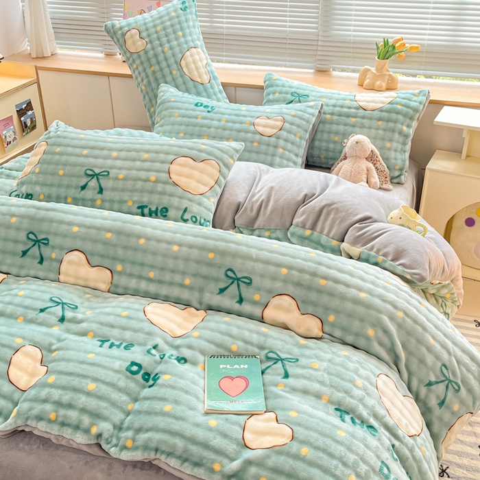 91家纺网 家纺一手货源 找家纺 梵克保罗 2024秋冬新款加厚泡泡牛奶绒数码印花工艺立体仿兔毛四件套 爱心绿