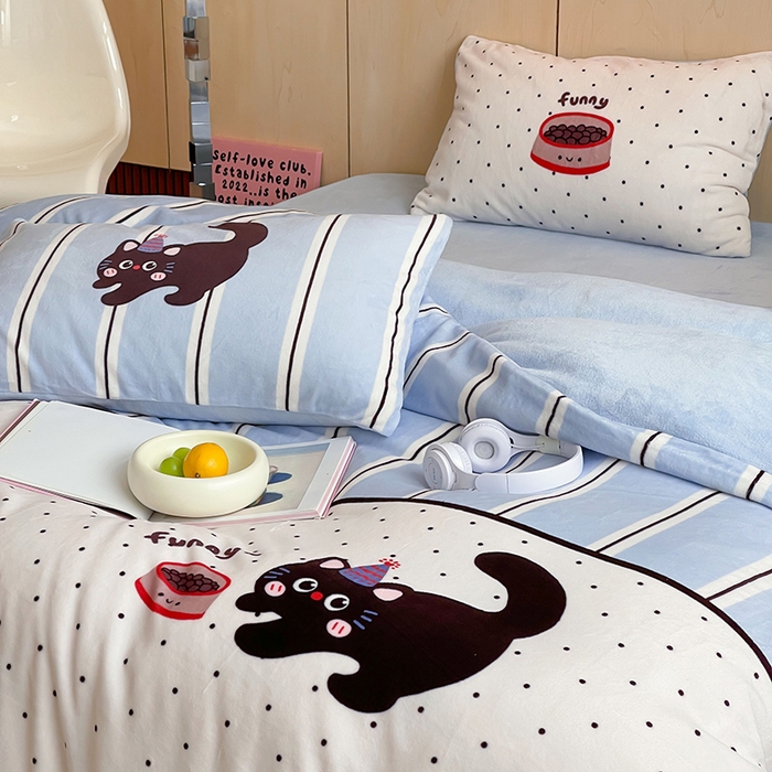 91家纺网 家纺一手货源 找家纺 昔可家纺 2024新款大版数码印花设计师牛奶绒四件套 蓝条纹小黑猫