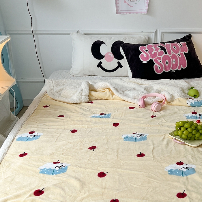 91家纺网 家纺一手货源 找家纺 昔可家纺 2024新款羊羔绒牛奶绒毛毯系列（三）-场景二-ins风系列 樱桃奶油蛋糕