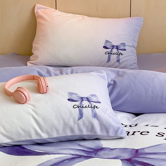 91家纺网 家纺一手货源 找家纺 昔可家纺 2024新款大版数码印花设计师牛奶绒四件套 渐变蝴蝶结