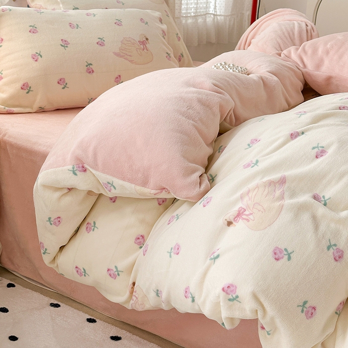 91家纺网 家纺一手货源 找家纺 昔可家纺 2024新款印花牛奶绒四件套系列-2023年热款系列 天鹅玫瑰